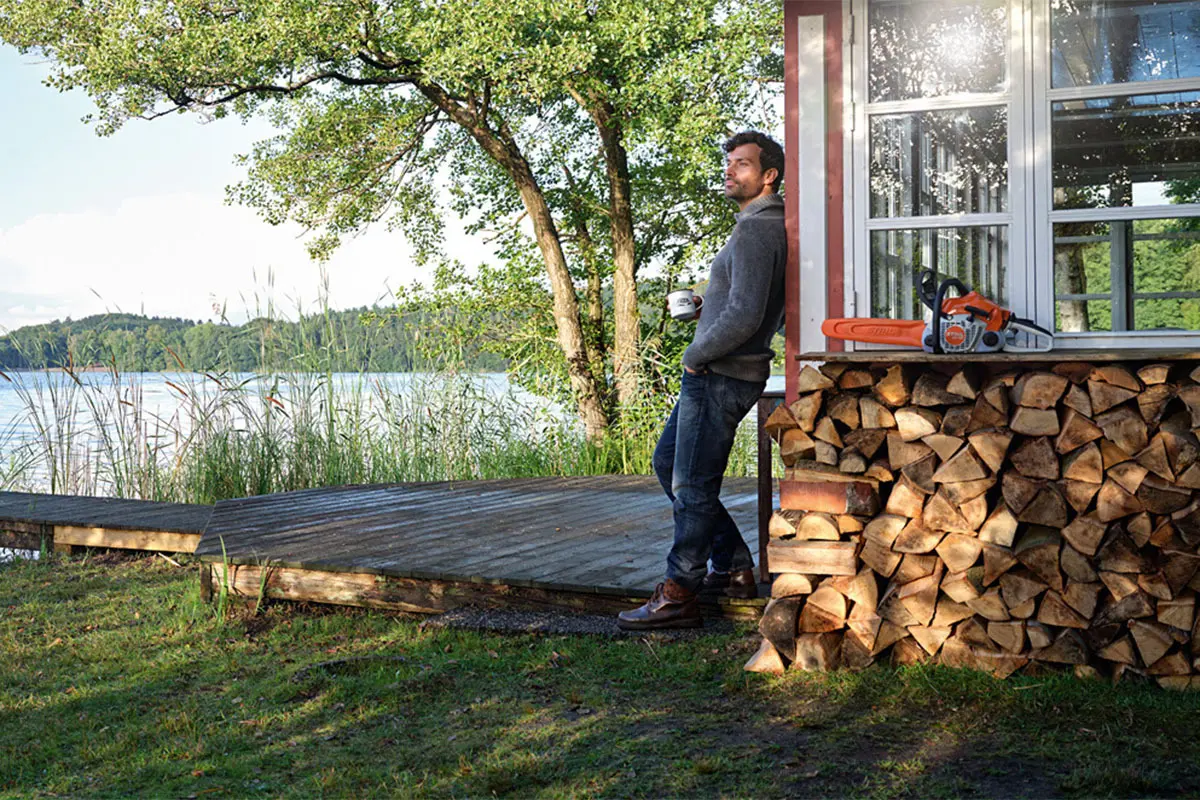 Składowanie drewna przy jeziorze domek