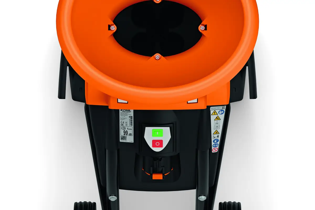 STIHL GHE 150 z operatorem — inspekcja komory tnącej przed ostrzeniem