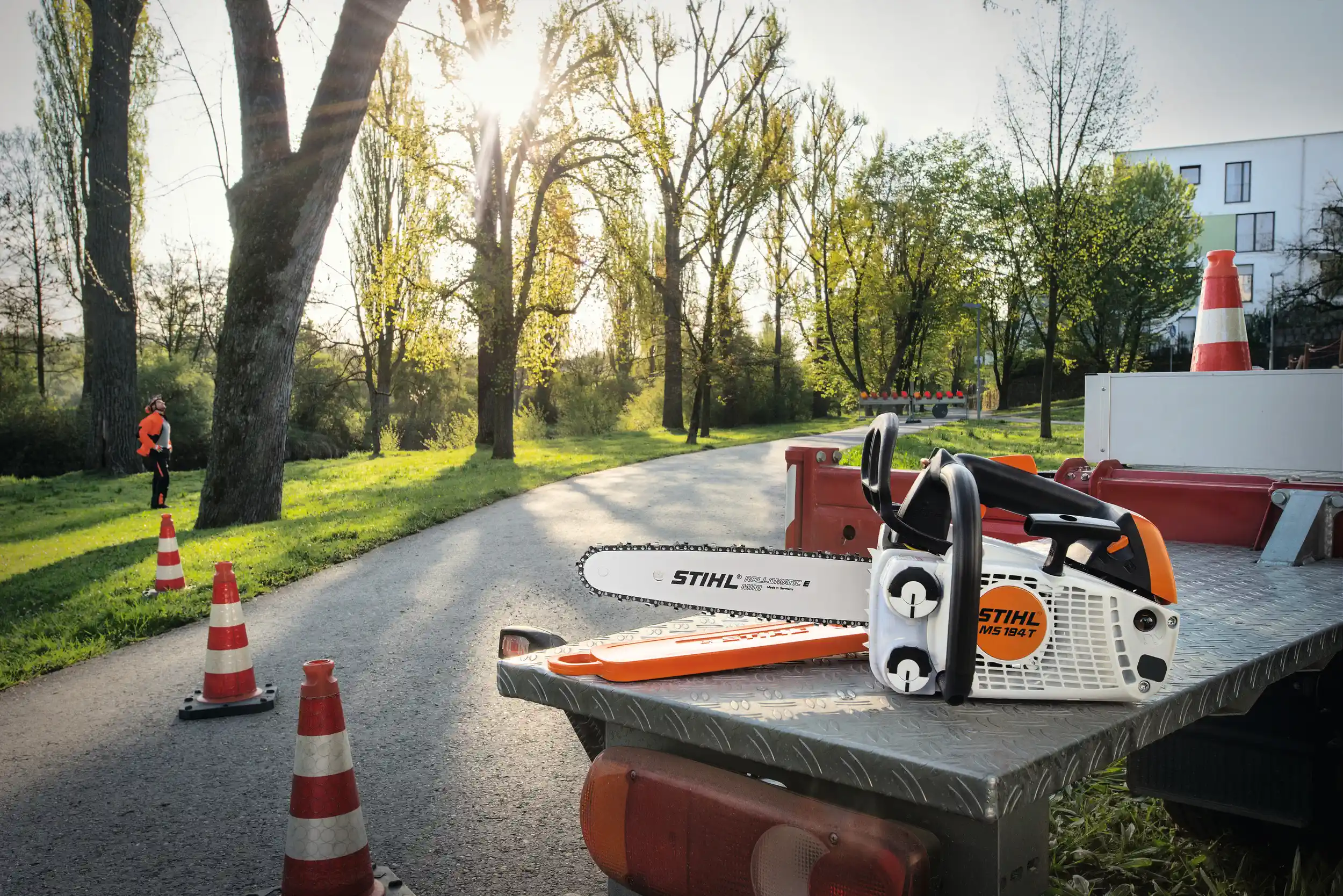 . W profesjonalnym lesie iglastym, leśnik korzysta z pilarki spalinowej Stihl MS 362, która dzięki systemowi antywibracyjnemu zwiększa komfort pracy podczas cięcia drewna opałowego. Narzędzie charakteryzuje się mocnym silnikiem oraz ergonomiczną konstrukcją, co sprawia, że jest idealnym wyborem dla wymagających zadań związanych z pielęgnacją drzew. .