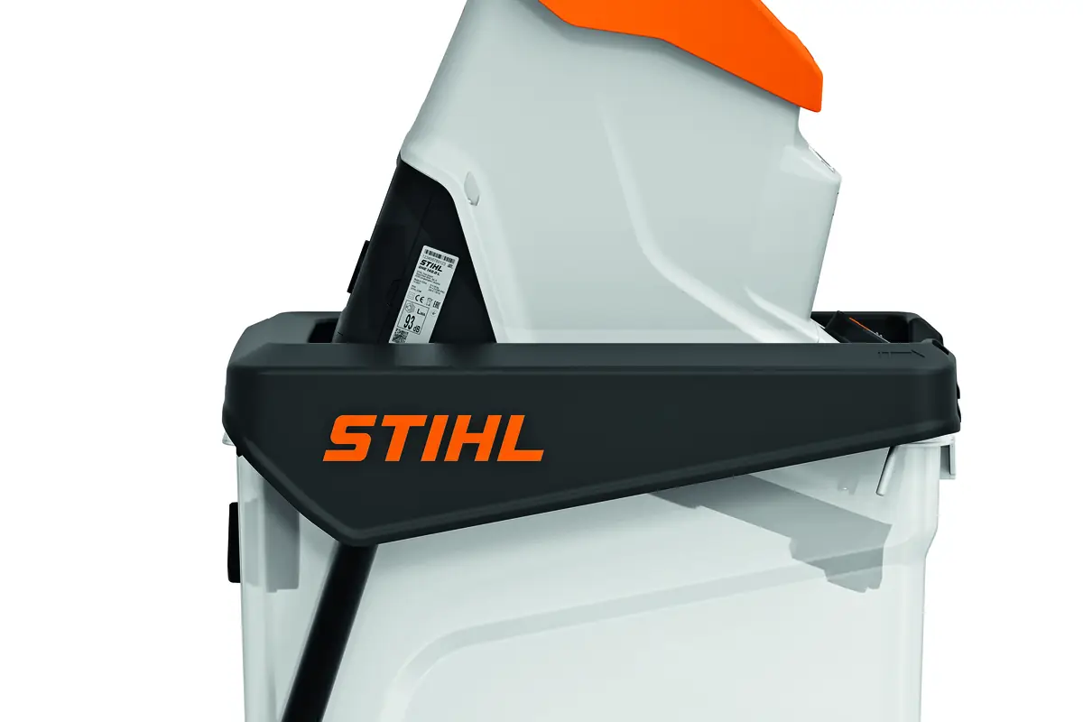 STIHL GHE 140L złożony w pozycji transportowej do zimowego przechowywania