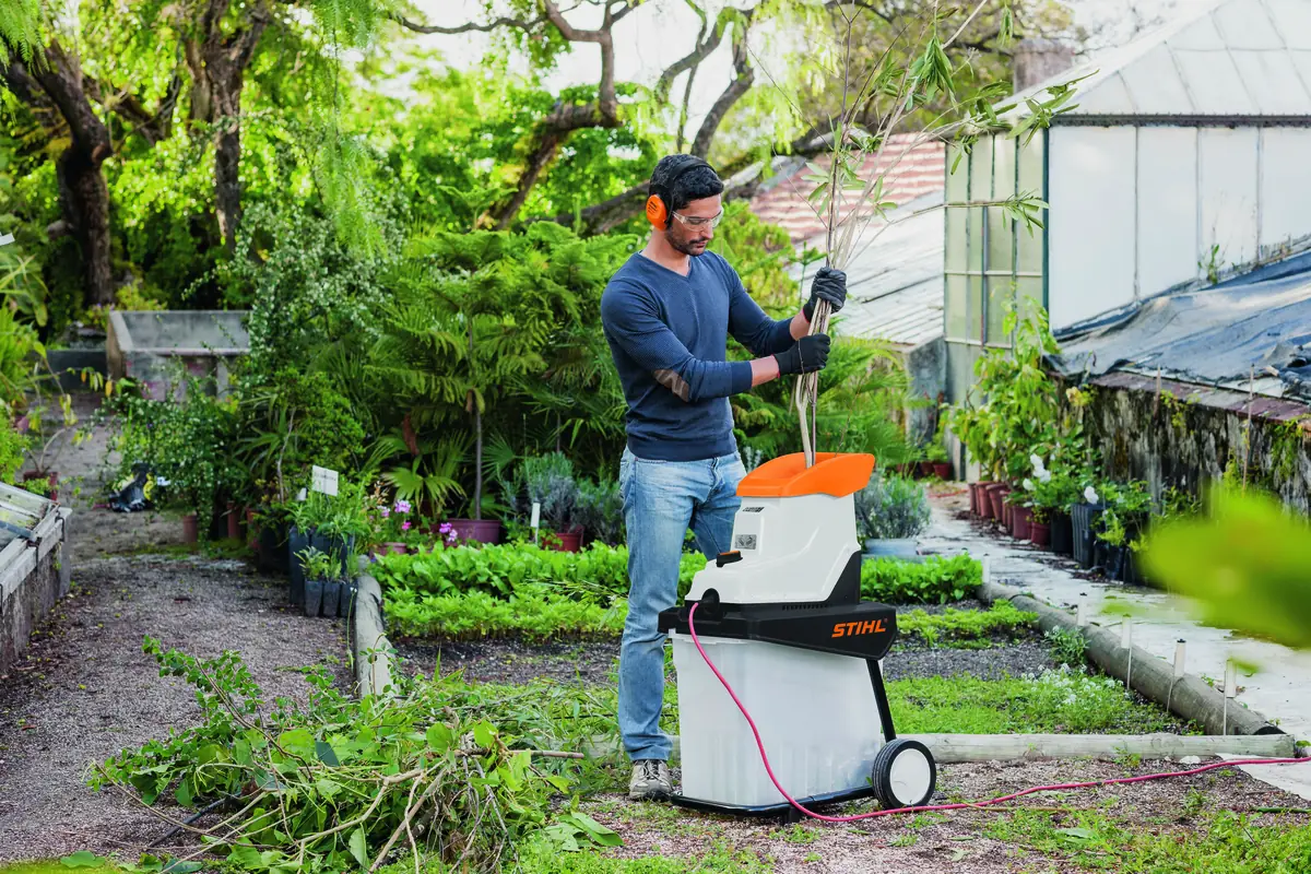 Elektryczny rozdrabniacz STIHL GHE 140L w ogrodzie podczas pracy