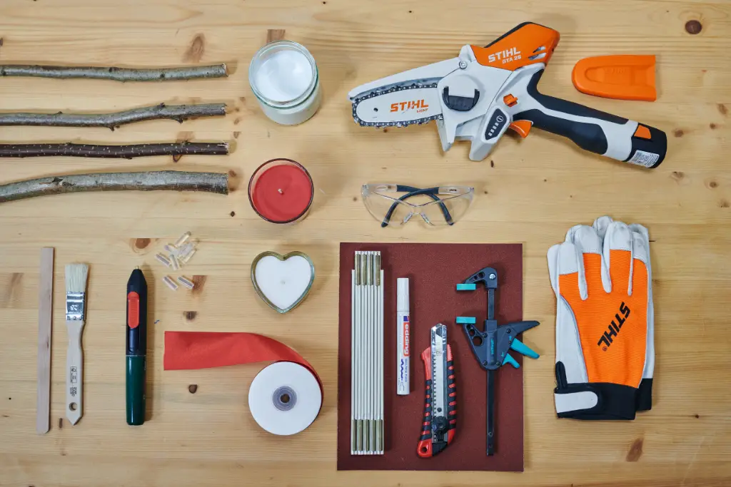 Kompaktowe narzędzia akumulatorowe STIHL z systemu AS ułożone w zestaw prezentowy