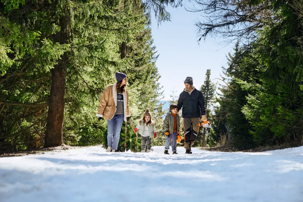 rodzina z dziećmi na spacerze
