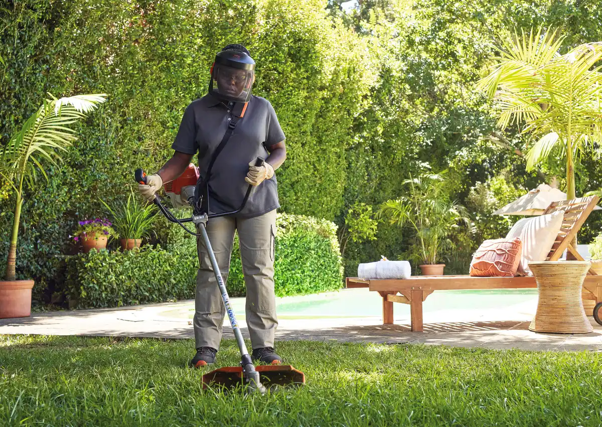 Ostatnie koszenie trawnika: jak i kiedy kosić trawę jesienią?