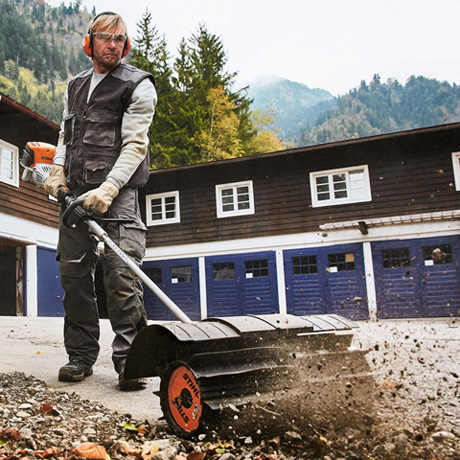 STIHL KombiSystem KW-KM walec zamiatający - prosta obsługa i wygodne użytkowanie