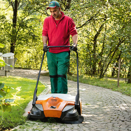 STIHL KGA 770 – zamiatarka akumulatorowa, szerokość 77 cm, zbiornik 50 l
