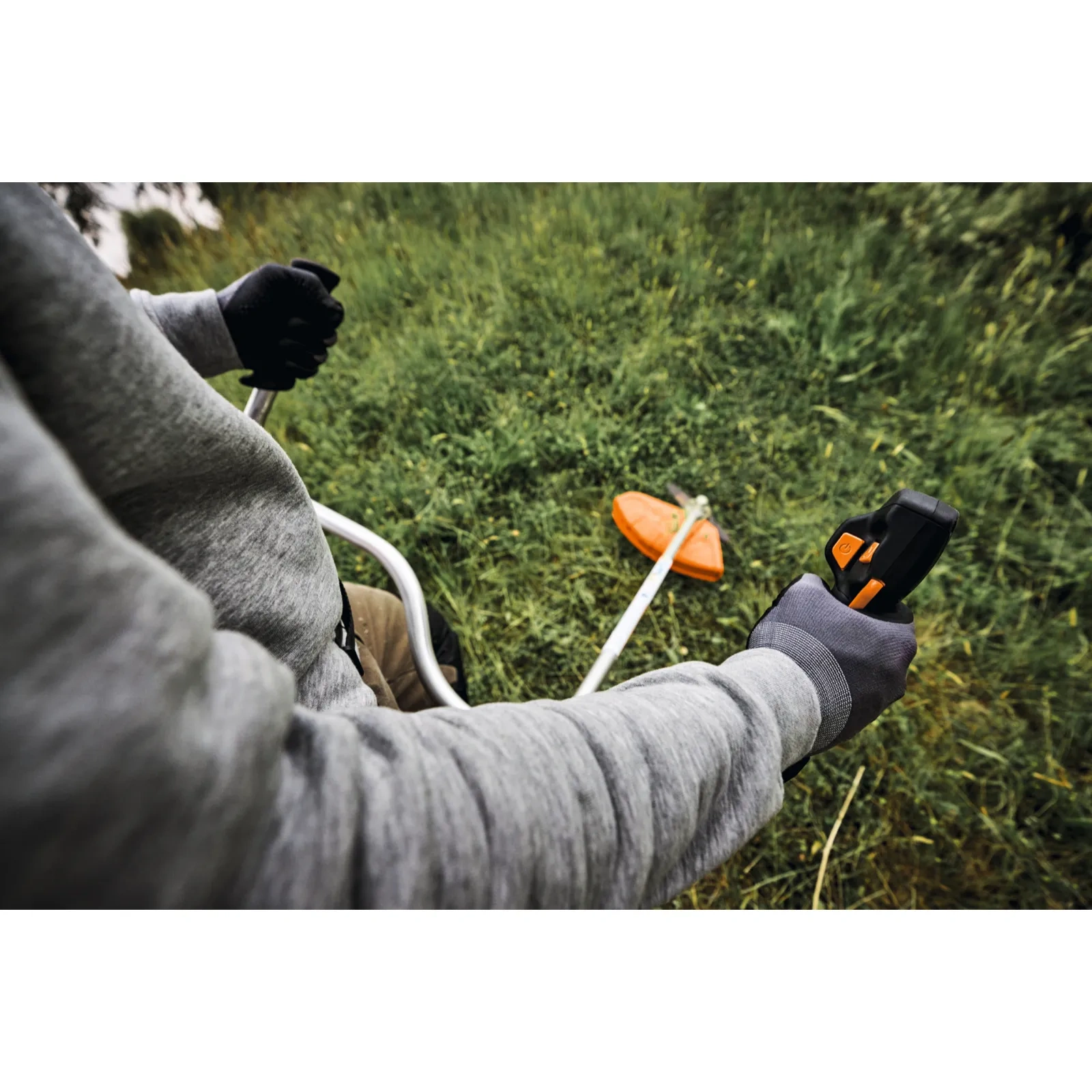 Koszenie trawy kosą akumulatorową STIHL FSA 140 z uchwytem oburęcznym