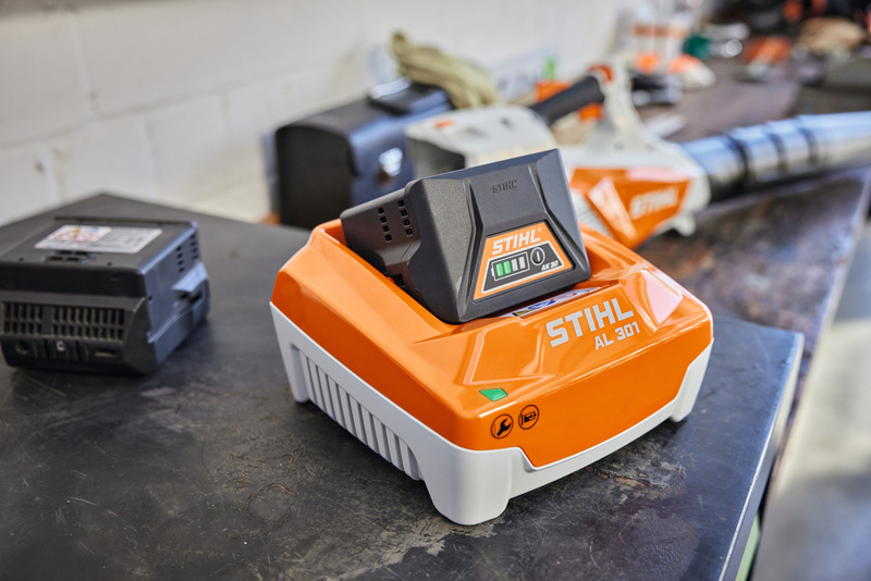 Stihl Ładowarka AL 301 - wskaźnik stanu pracy (LED)
