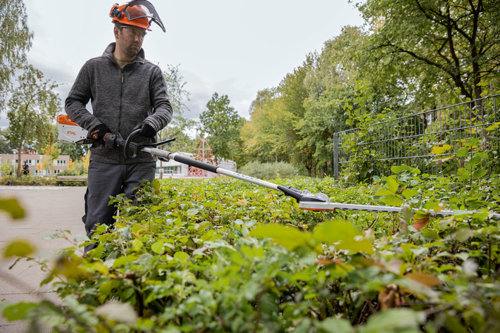 Stihl Kombimotor akumulatorowy KMA 135 R [36 V] z systemem AP. Jednostka napędowa - ergonomiczny design