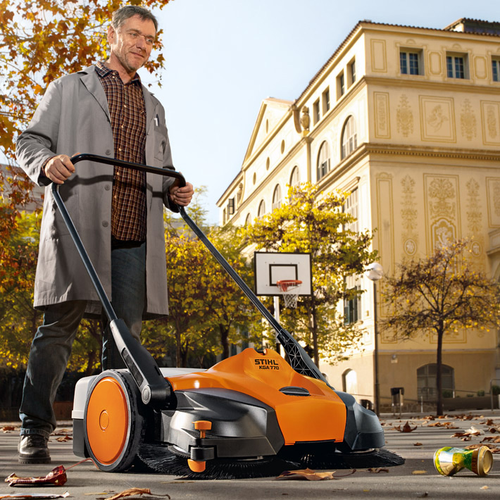 Stihl Zamiatarka akumulatorowa KGA 770 z systemem AP. Szer. robocza 77 cm, Poj. zbiornika 50L.